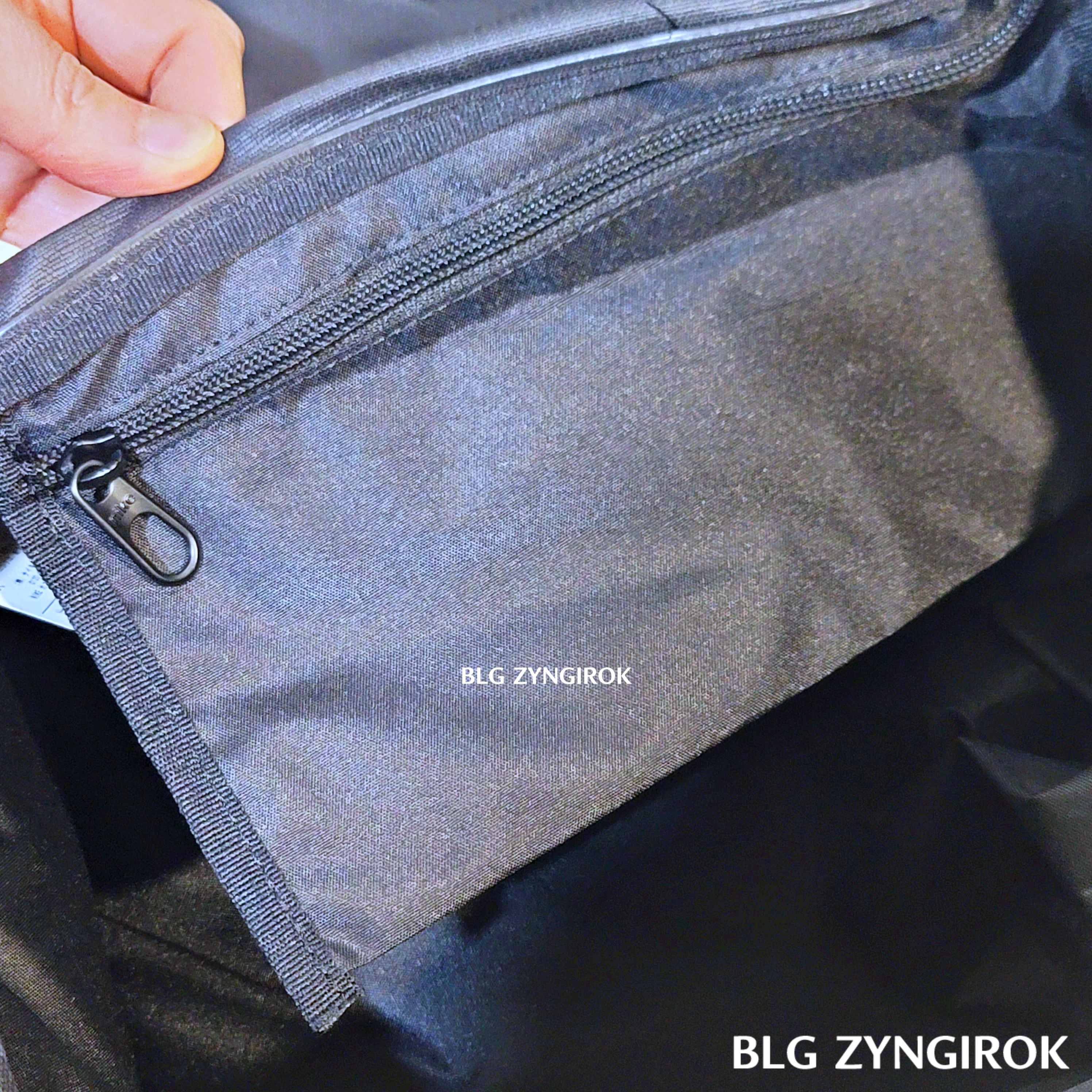 코스트코에서 구매한 나이키 스포츠 백 중앙 주머니 내부 소형 파우치 모습이다.