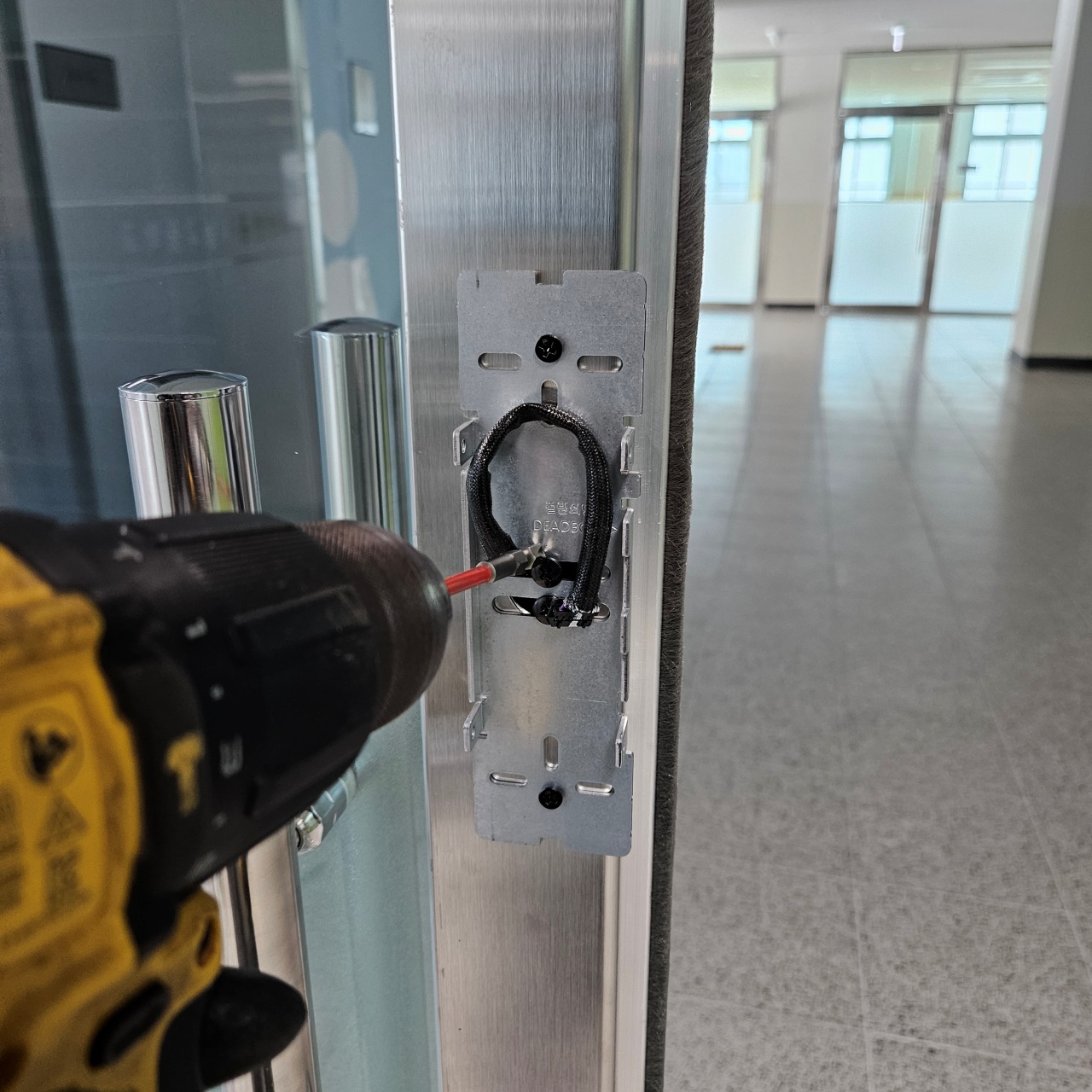 학교 교사실 손 끼임 방지 세이프 도어 샤시문 도어락 디지털 전자 번호키 설치