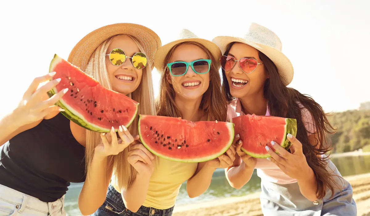 여름과일 수박을 먹는 여인들