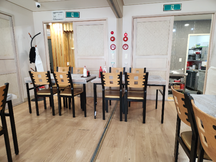 포항 죽도시장 횟집 안 작은 홀