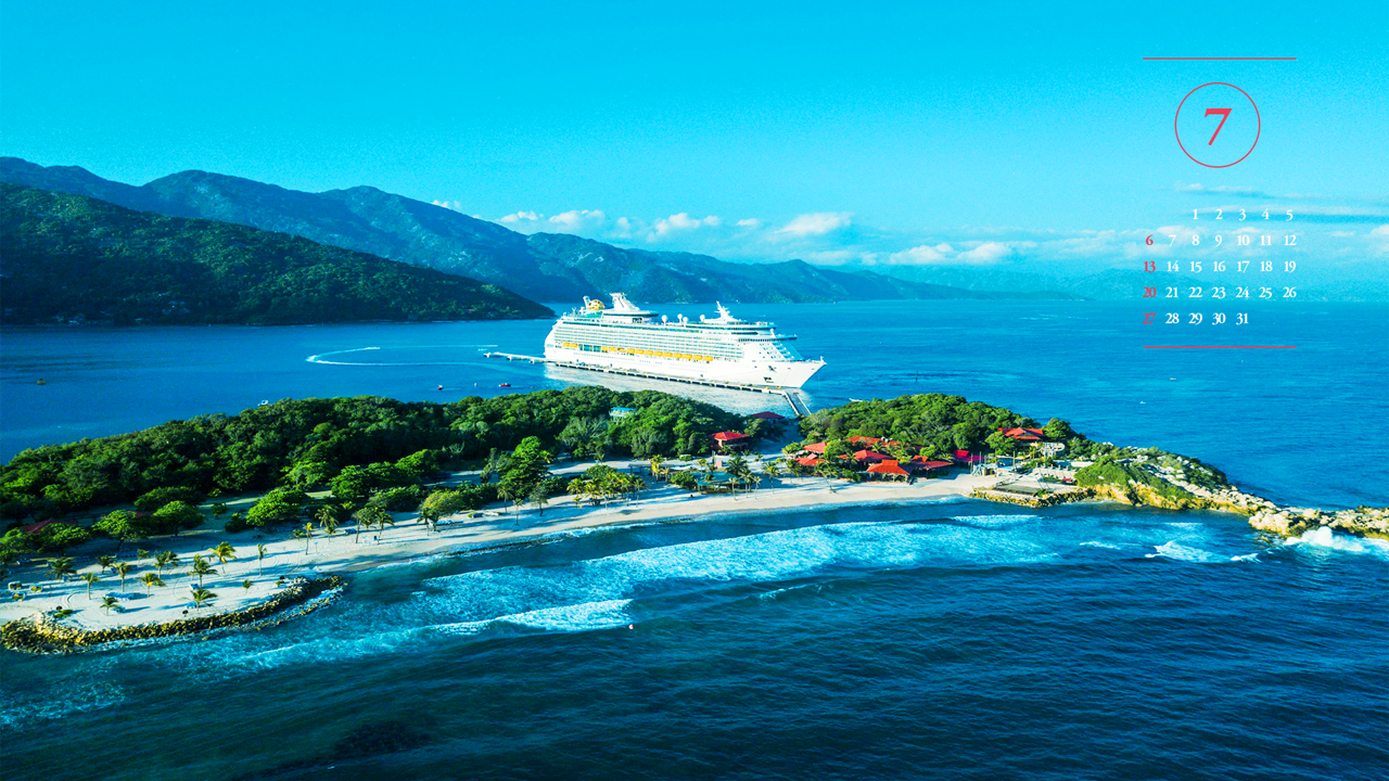 02 섬 사이에 정박해 있는 유람선 A - 2025년7월 노트북배경화면