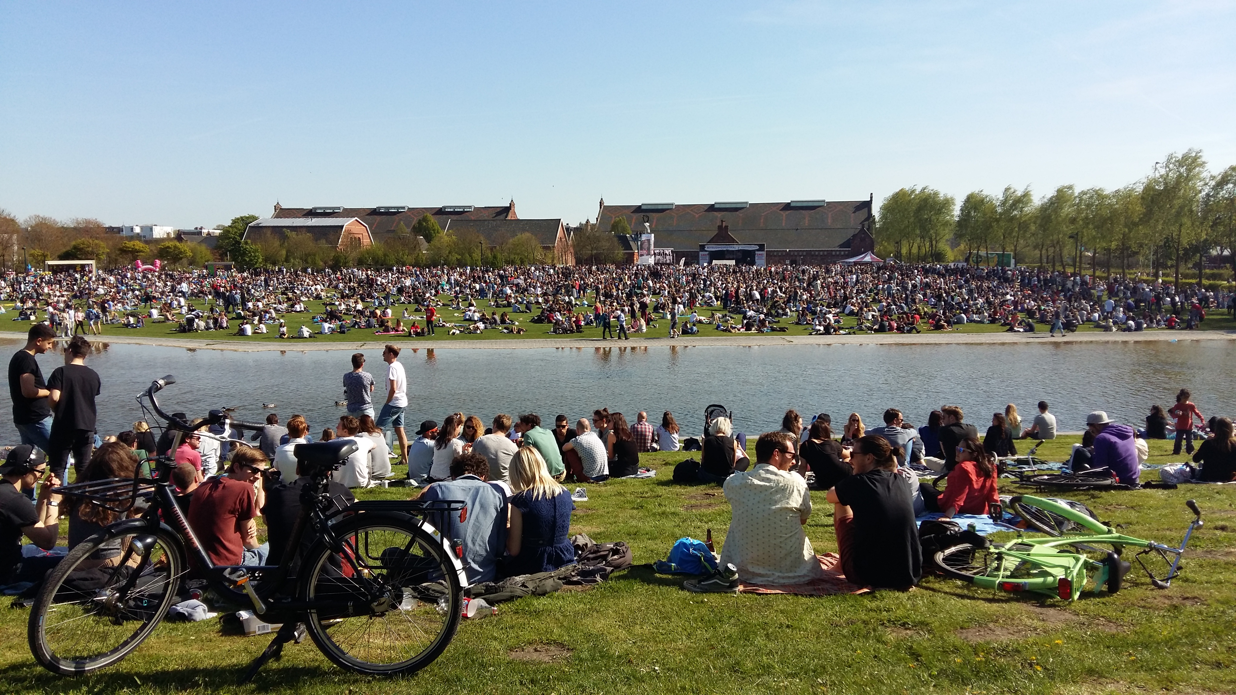 네덜란드 암스테르담 강줄기따라 모인 사람들