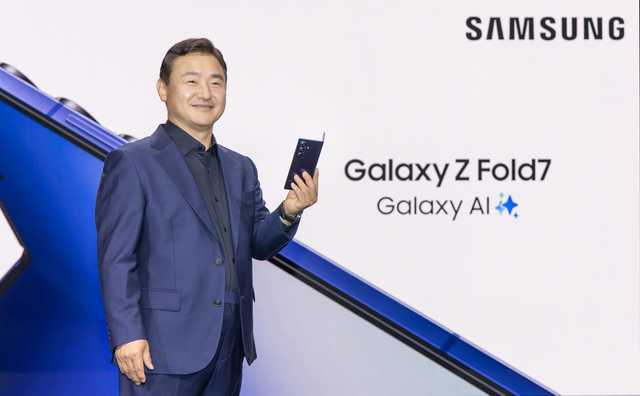 노태문 삼성전자 DX부문장 직무대행 사장이 9일(현지시간) 미국 뉴욕 브루클린 듀갈 그린하우스에서 열린 ‘갤럭시 언팩 2025’행사에서 초슬림 대화면 폴더블폰 ‘갤럭시 Z 폴드7’과 ‘갤럭시 Z 플립7’을 공개하고 있다.