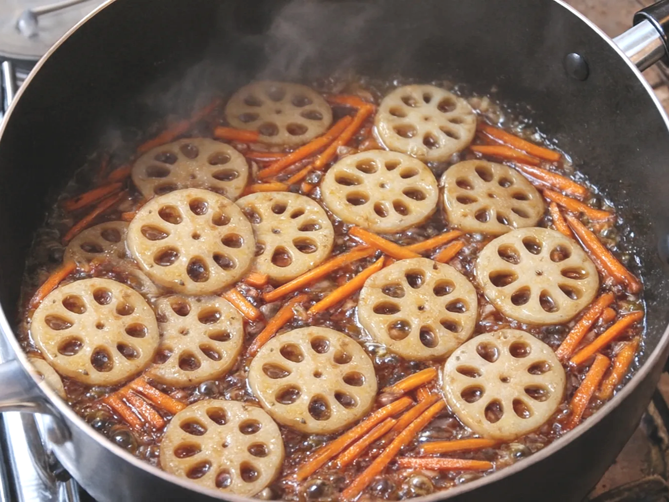 연근에 양념장 넣기