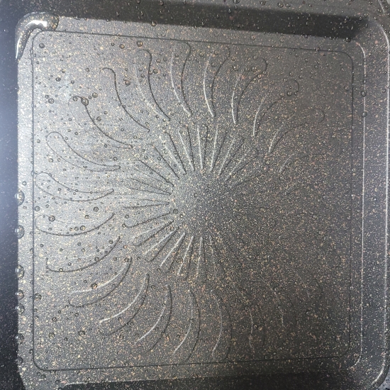 에코버 올인원으로 설거지 한 뒤의 불판으로 겉보기에 깨끗해 보인다