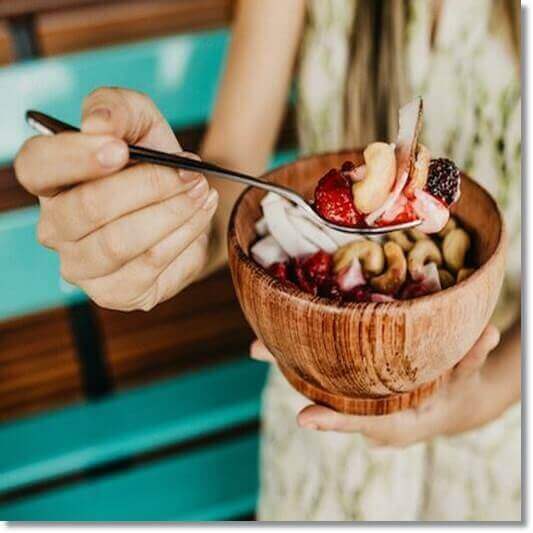 캐슈넛 샐러드 먹는 여성