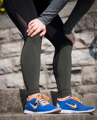 계단오르기를 하면서 무릎에 통증이 오는 사람 사진