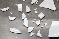 흰-접시가-산산조각이-나며-파편이-사방으로-튀는-모습