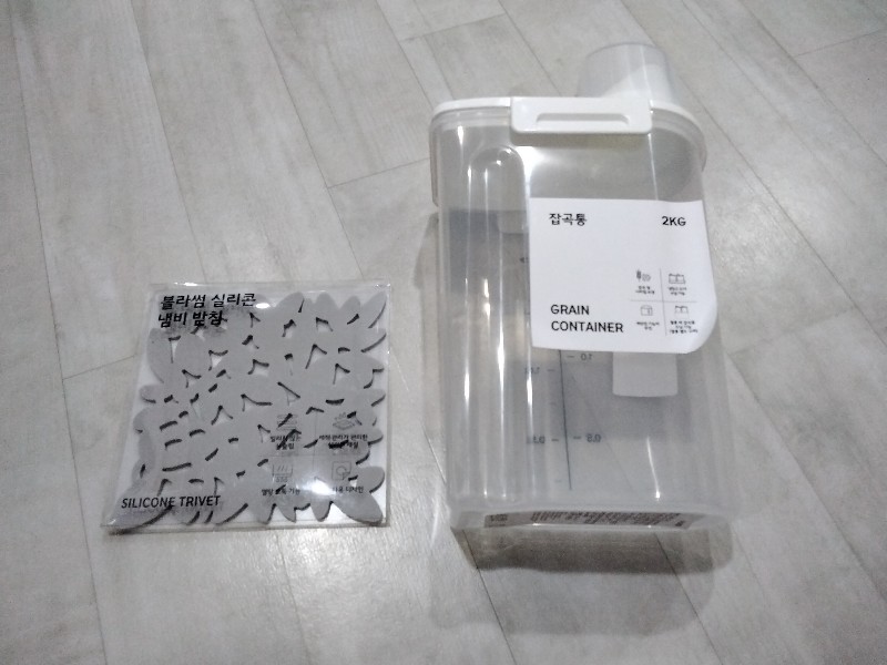 냄비 받침과 잡곡통입니다.