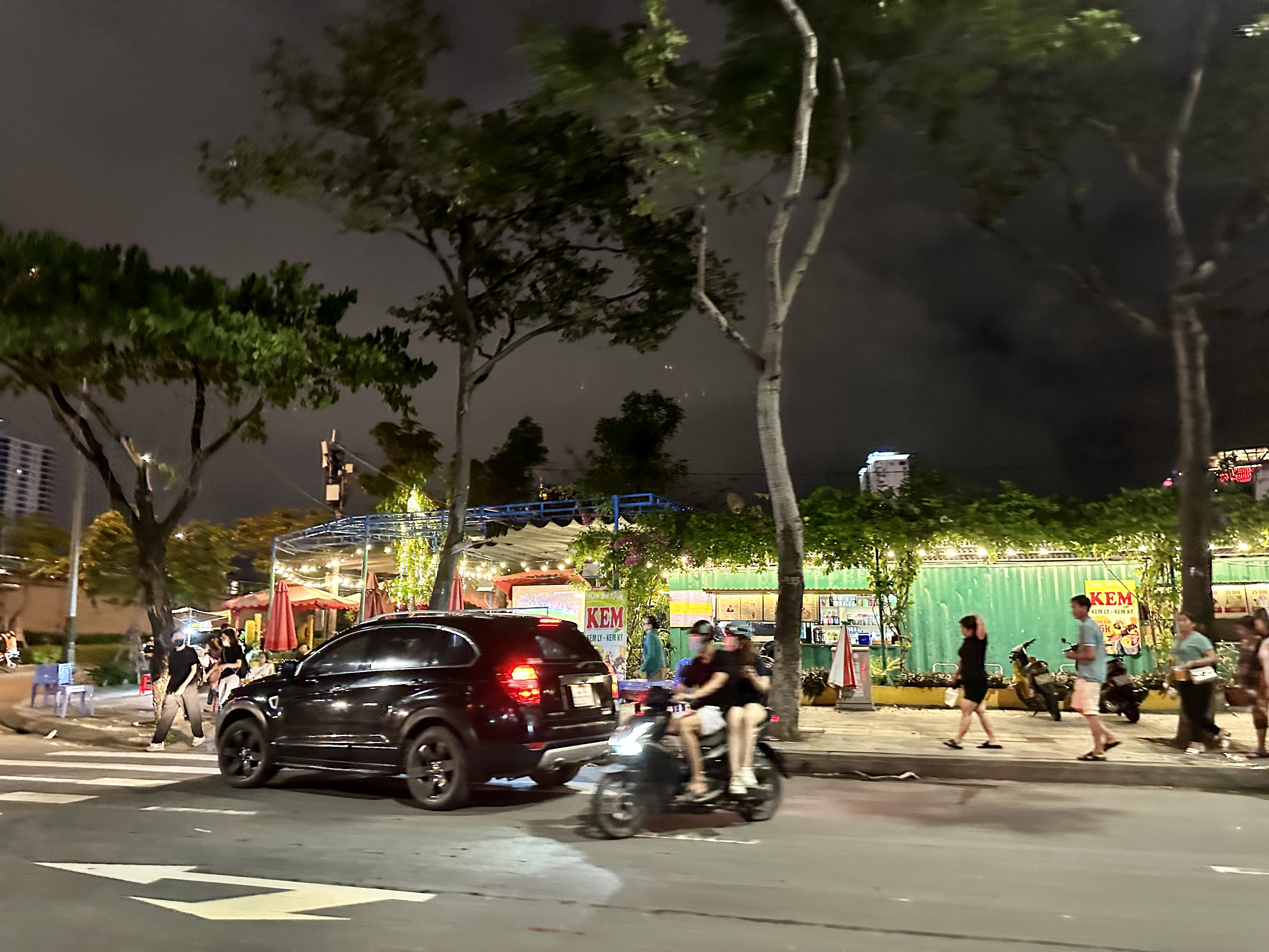 다낭 용다리 불쇼 끝나고 돌아가는 사람들