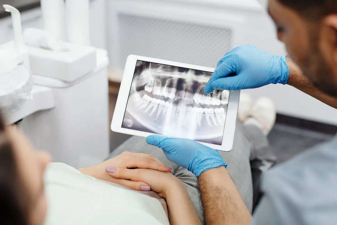 스케일링 할 치아의 x-ray 사진을 보고있는 중