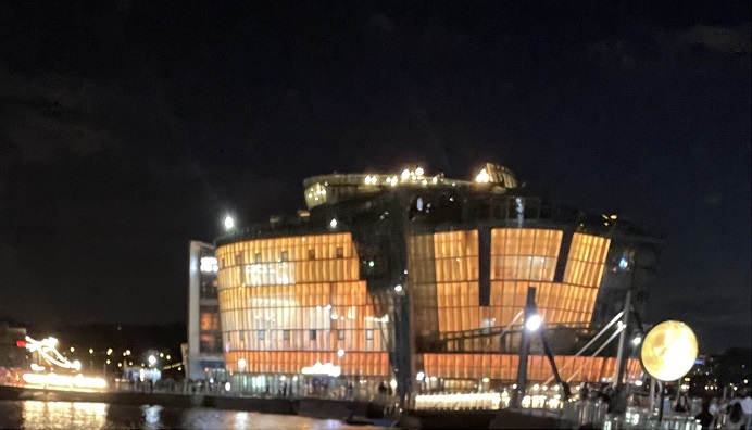 세빛섬에 불이 들어온 모습