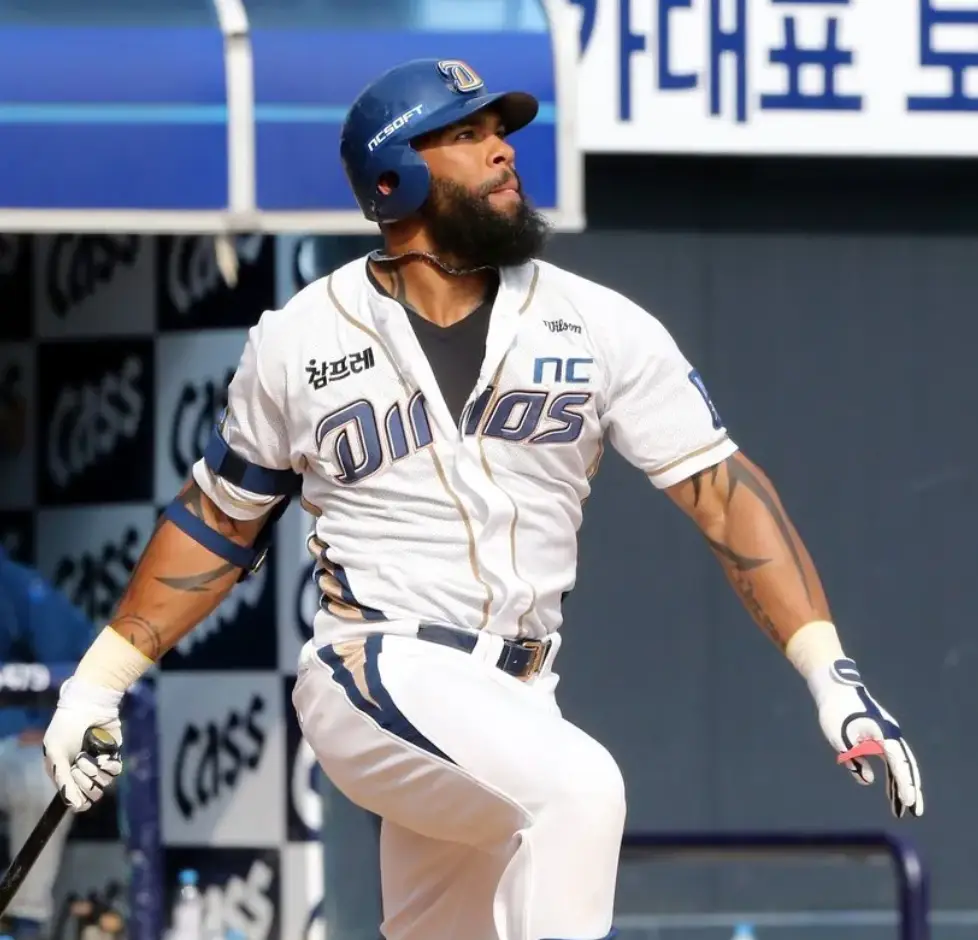 흰유니폼 파란 헬맷을 쓰고 하늘을 바라보며 달리려고 준비중인 테임즈 선수