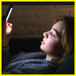 잘때 스마트폰 블루라이트 썸네일 이미지