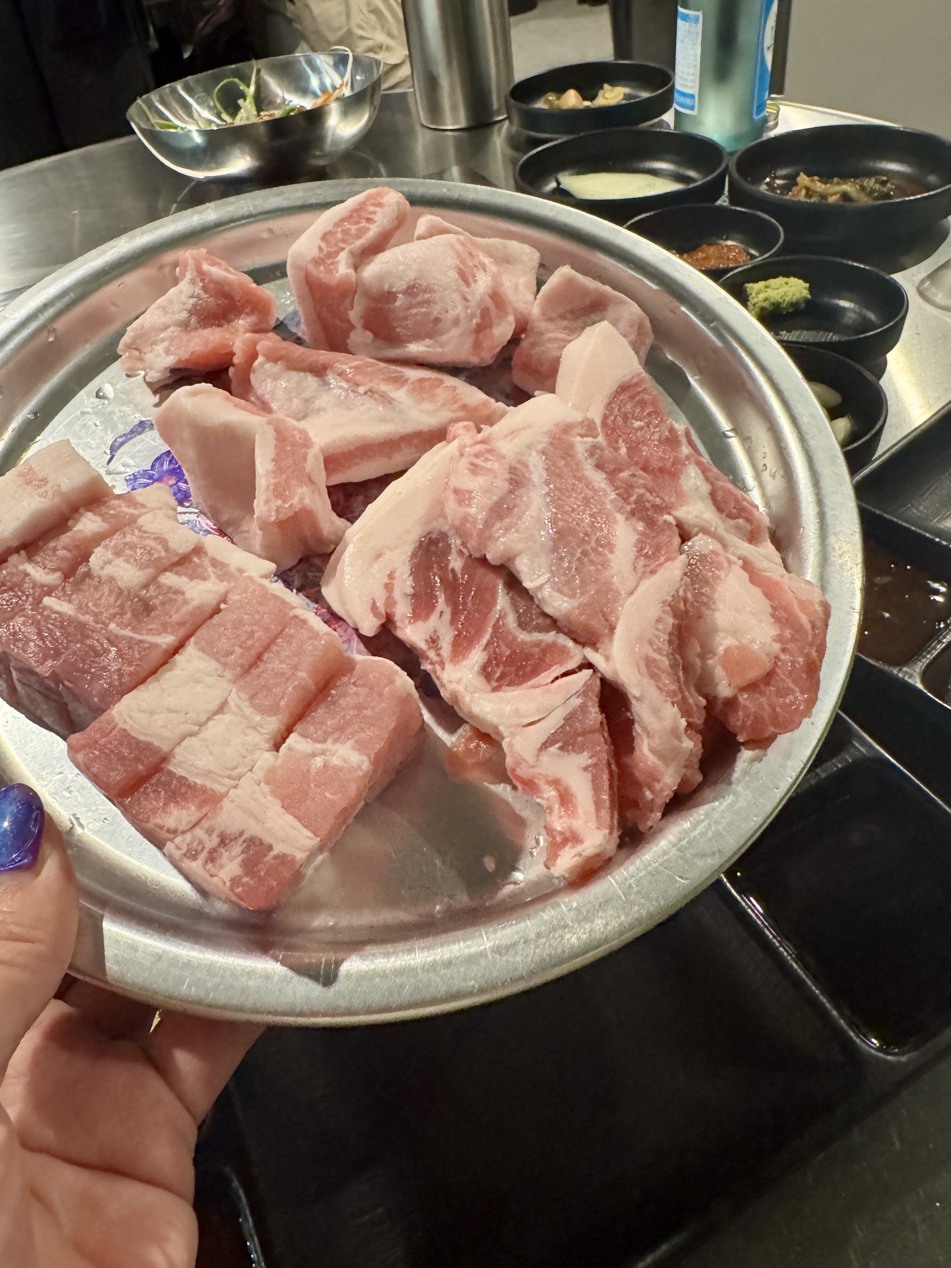 논현동 1703 참한집 삼겹살&middot;항정살&middot;꼬들살 생고기 세트, 테이블 위 기본찬과 함께 제공된 모습