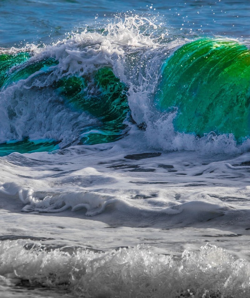 이탈리아 나폴리 해안에서 일렁이는 에메랄드빛 파도와 하얀 포말의 대비가 강렬한 바다 모습