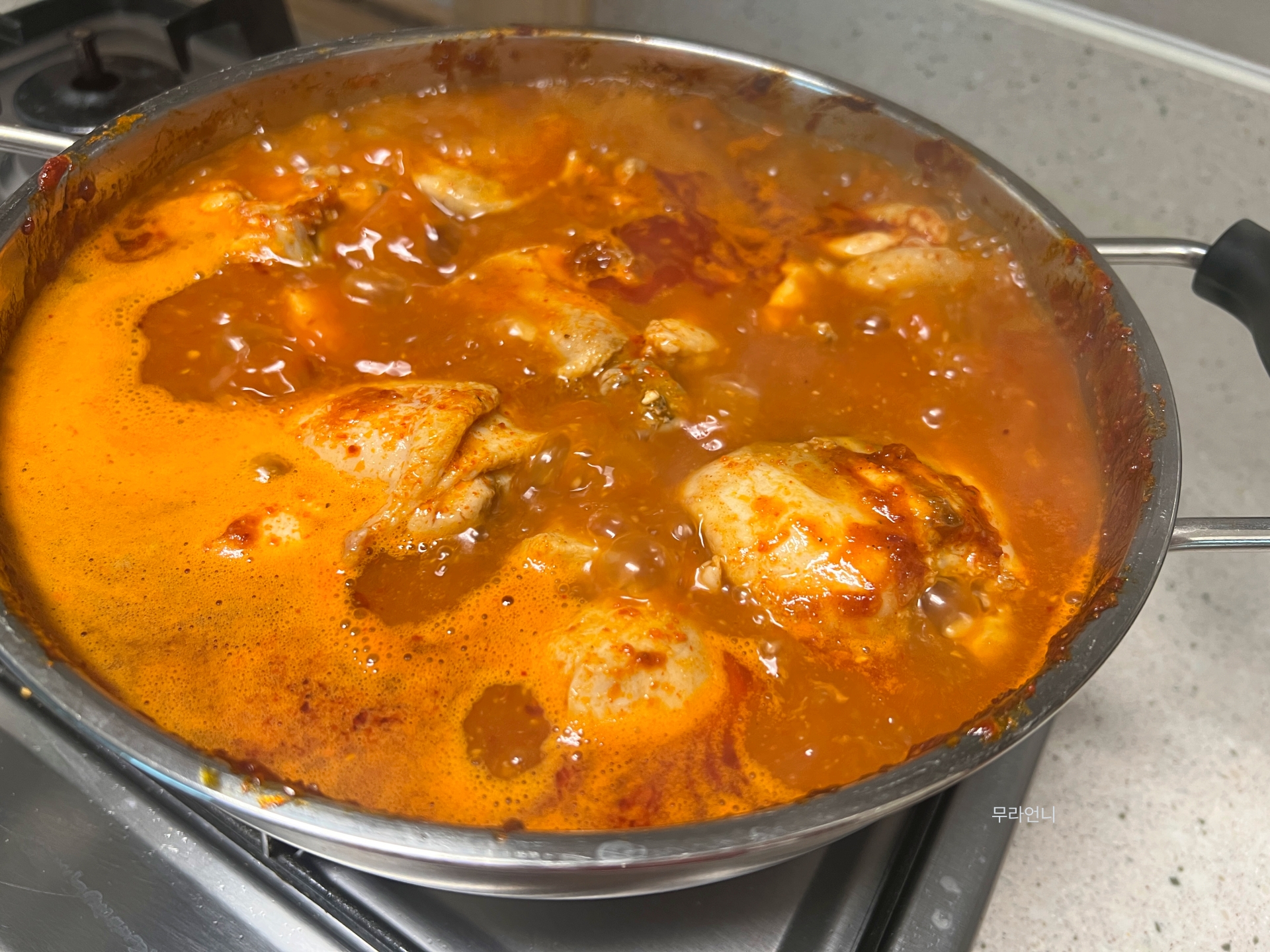 닭을 넣고 센 불에서 10분 동안 끓이기