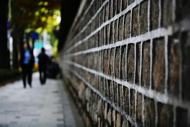 돌담길 이미지로 돌담길 산책과 미술관 기획전 관람 코스 이미지로 연결
