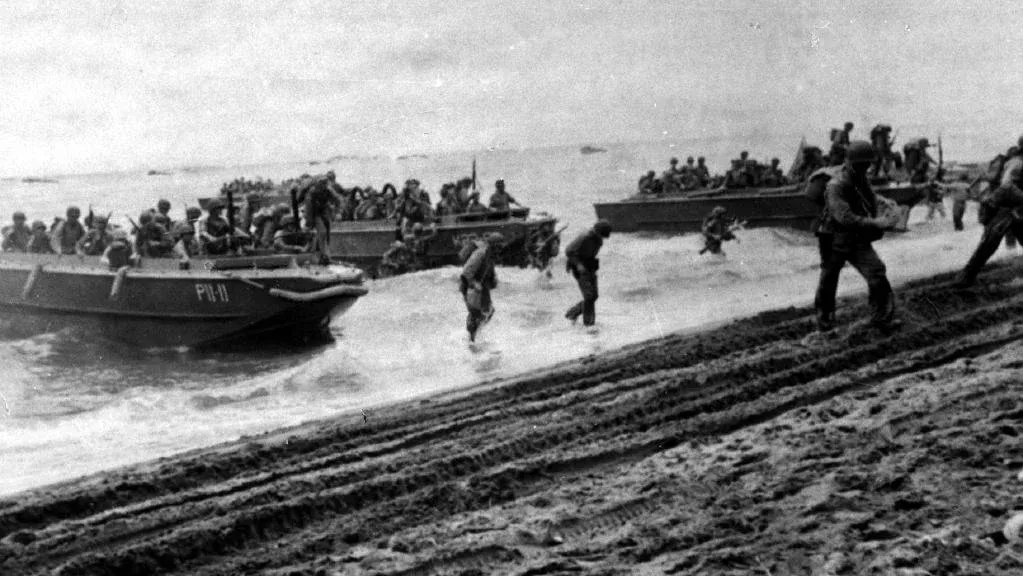 과달카날에 상륙하는 미 해병대