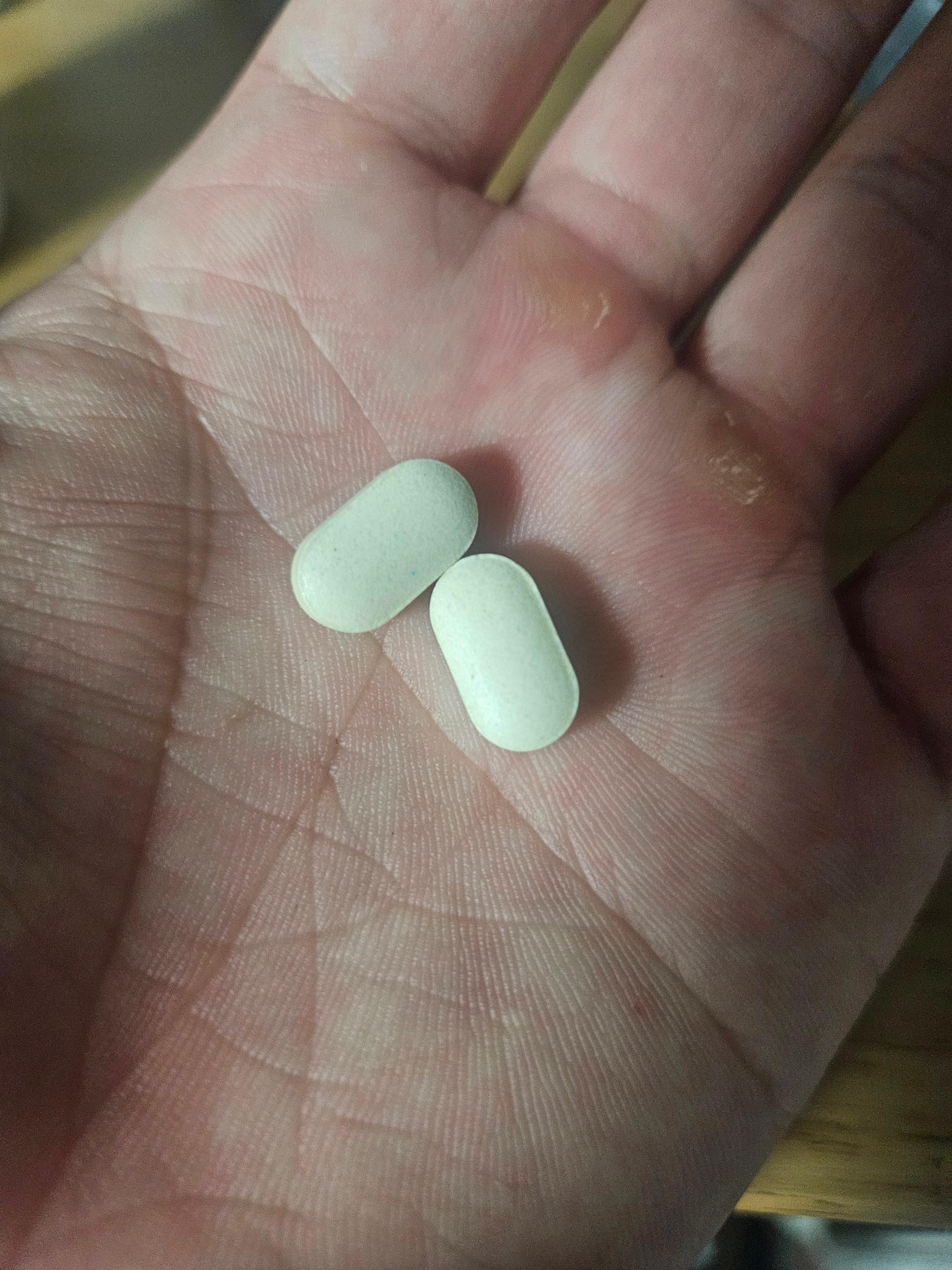 판토엔 알약 2개를 손에 올린 모습