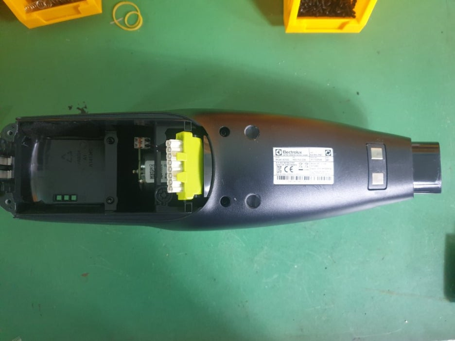 일렉트로룩스 WELL Q6 배터리 공간