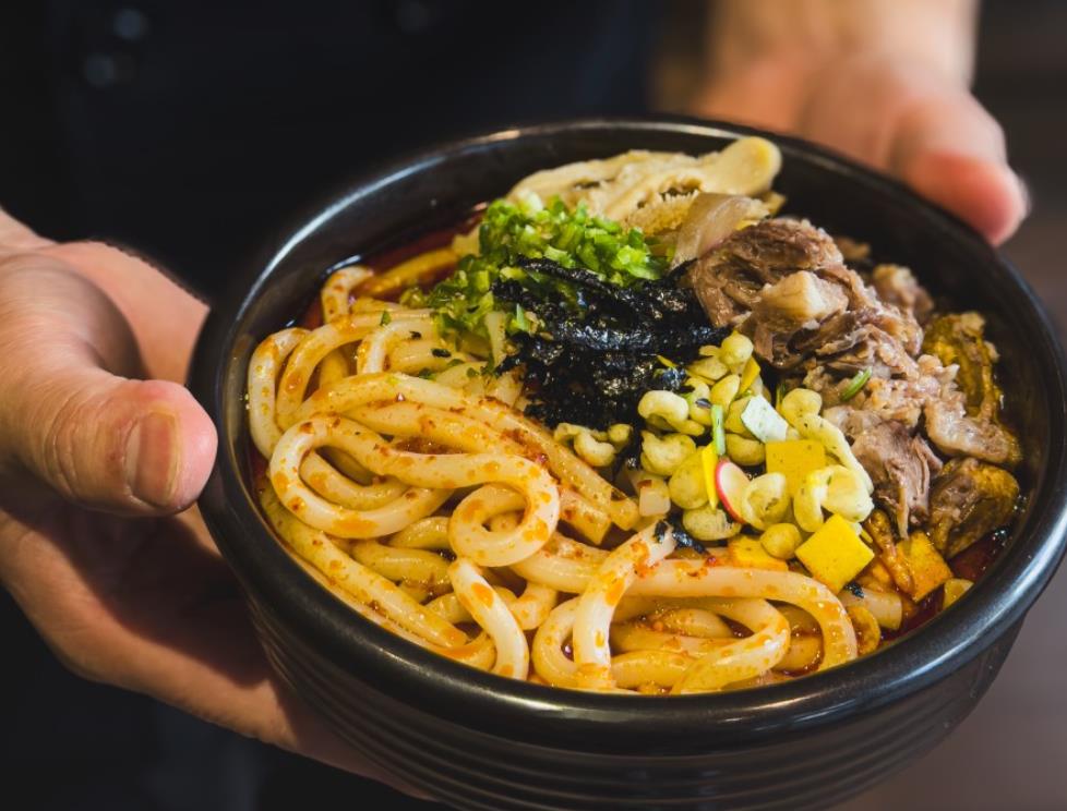 생생정보 우동국밥을 서빙하는 모습