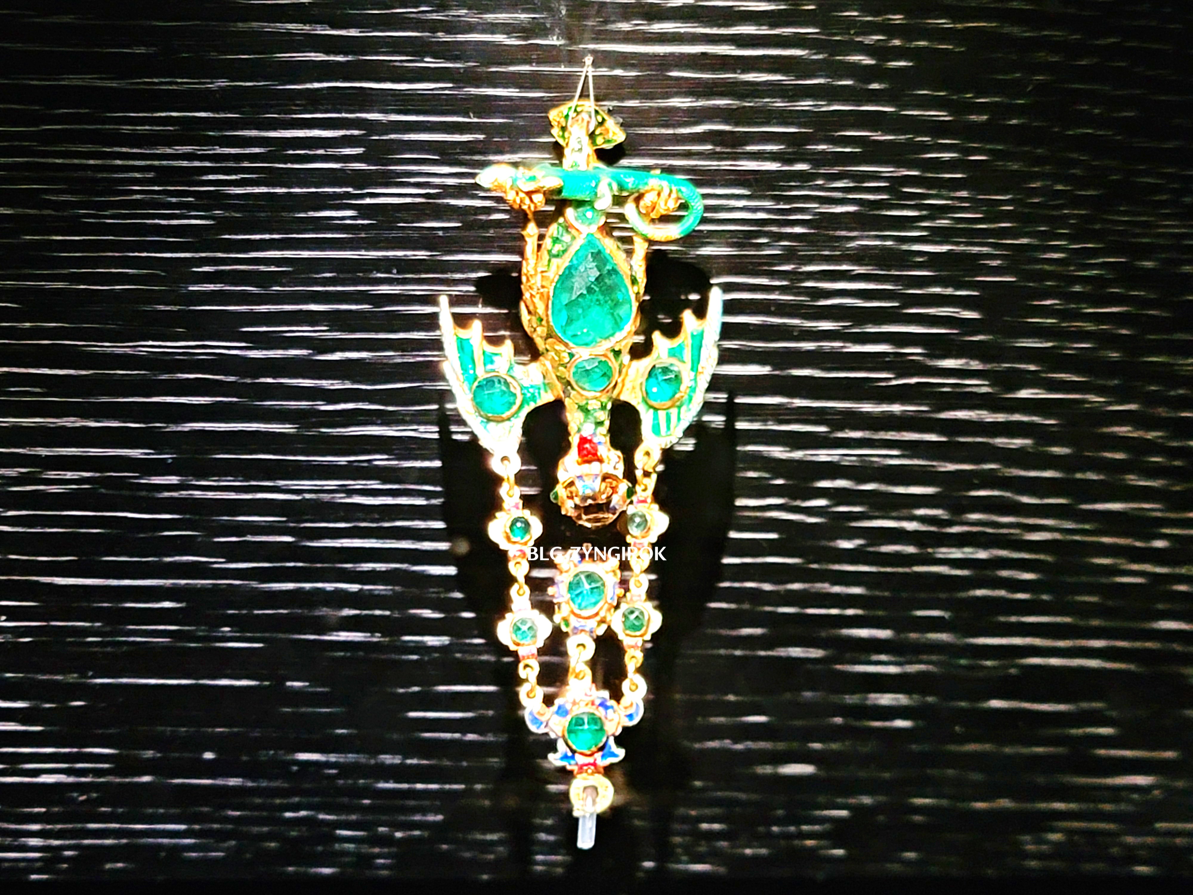 롯데타워 - 롯데뮤지엄 고혹의 보석 매혹의 시간 - 신성에서 예술로 주얼리 정신사 전시품 모습이다.