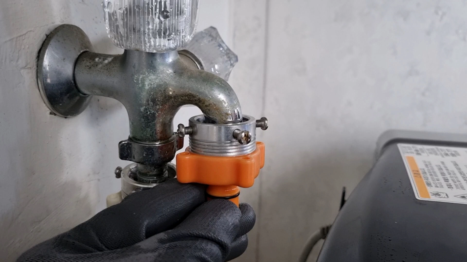 수도꼭지 연결 부품 고정 모습