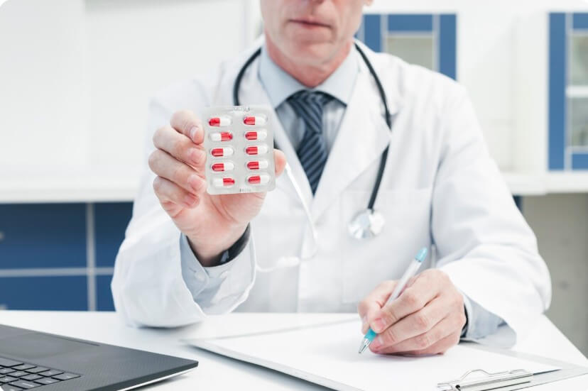 약을 들고 있는 의사