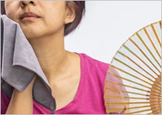 갱년기 증상으로 힘들어하는 중년 여성들 이미지