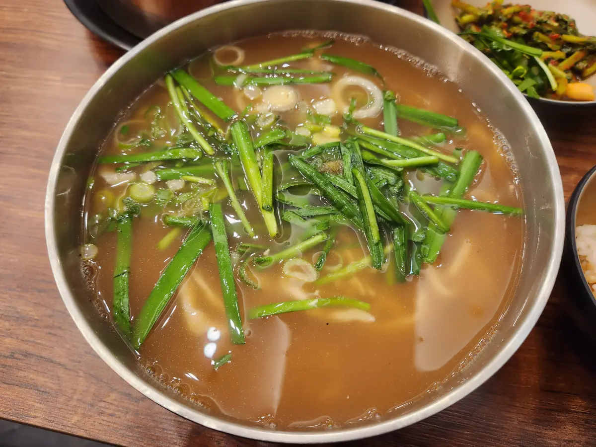 밀가원-손칼국수-부추-고명