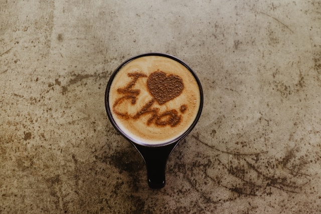 I love Chai 문구가 적힌 인도식 차이 라떼 컵 이미지