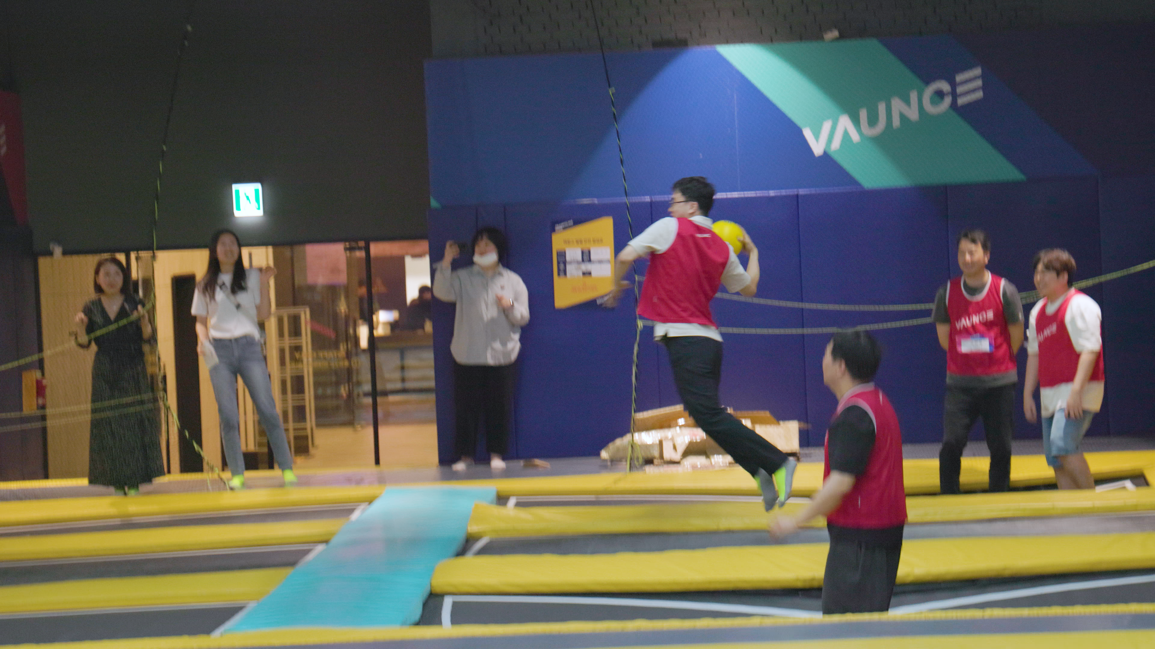 한 사람이 공을 던지기 위해 점프를 하고 있다.