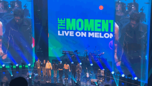 허리 굽히고 인사