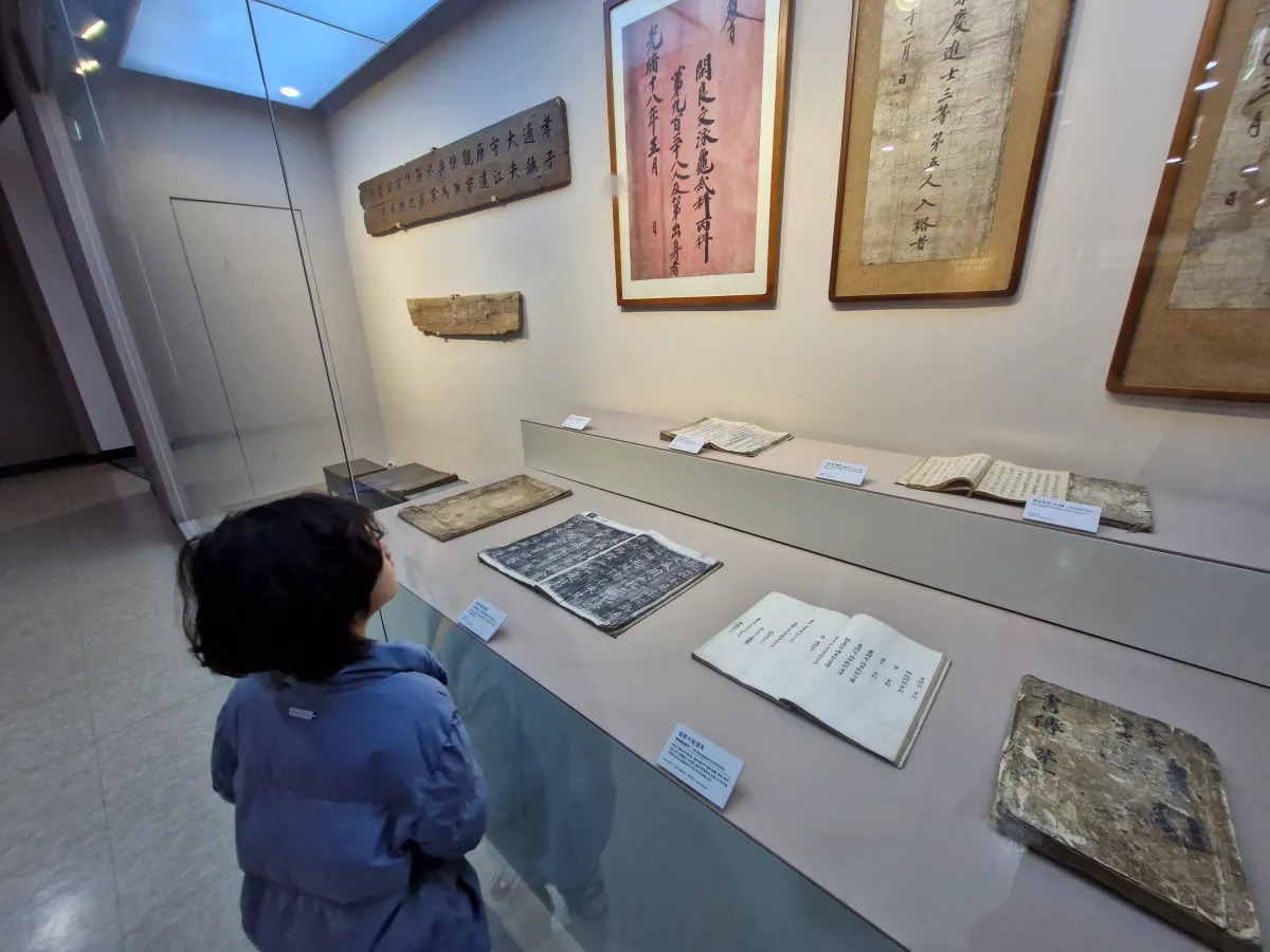 옛날-책을-보고있는-남자아이