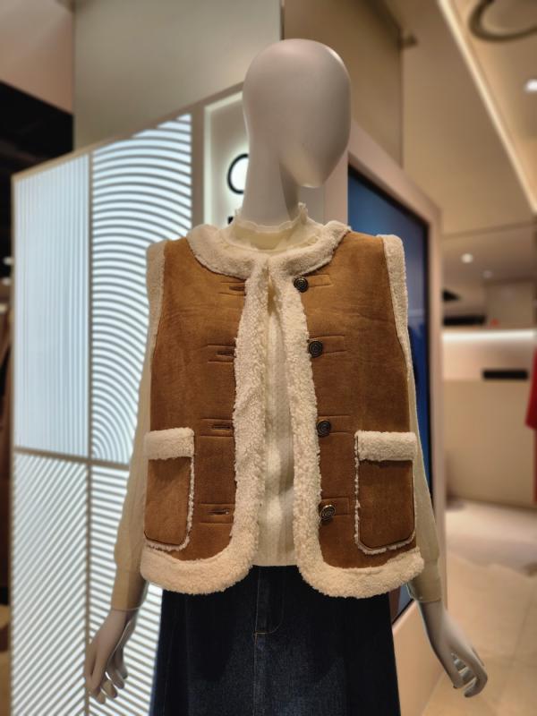 올리브데올리브 라인배색무스탕조끼 YM3WV857