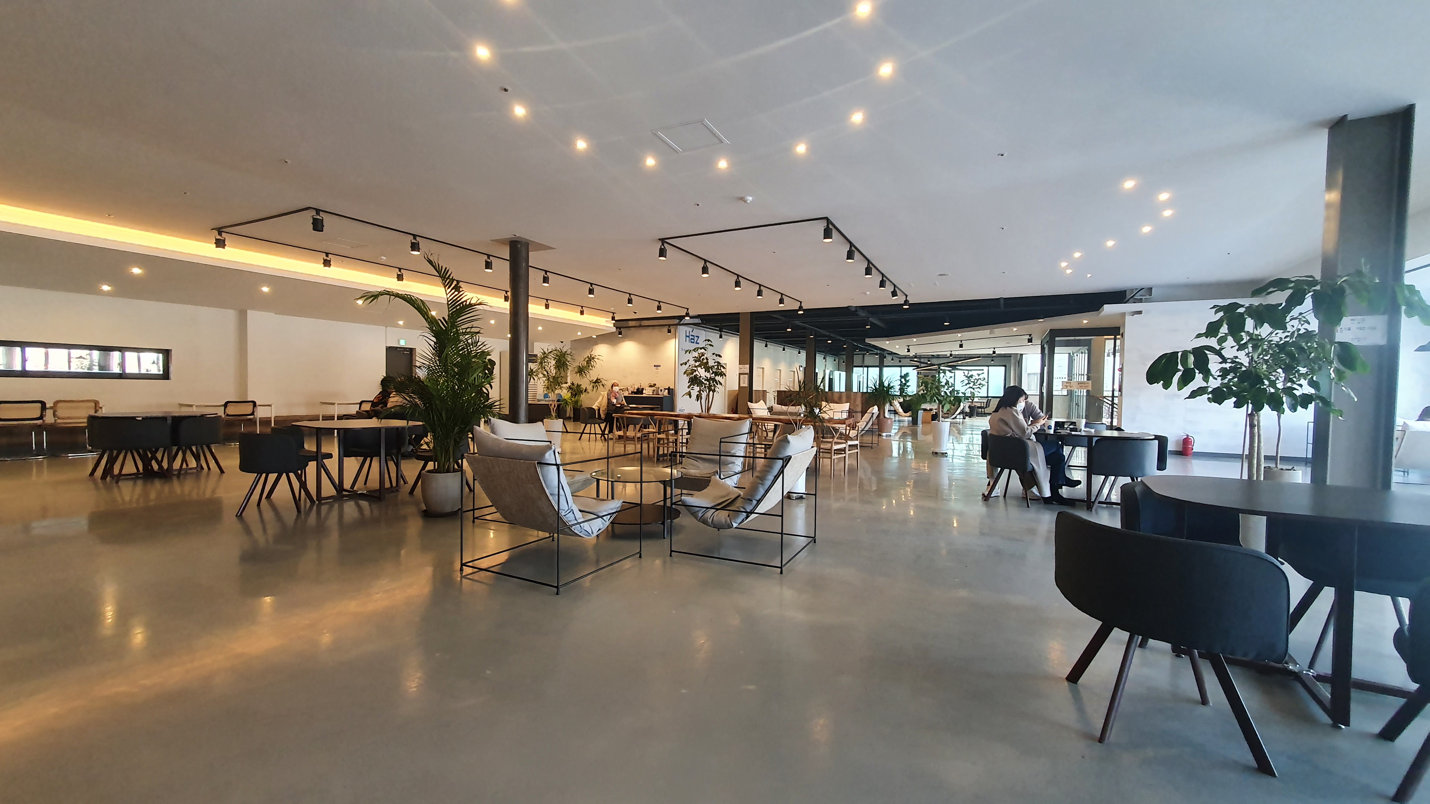 실내 인테리어가 상당히 넓으며 각 테이블과 의자의 종류가 다르다.