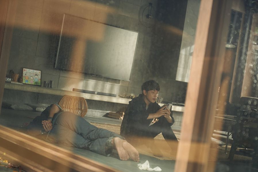 This is [스마트폰을 떨어뜨렸을 뿐인데]