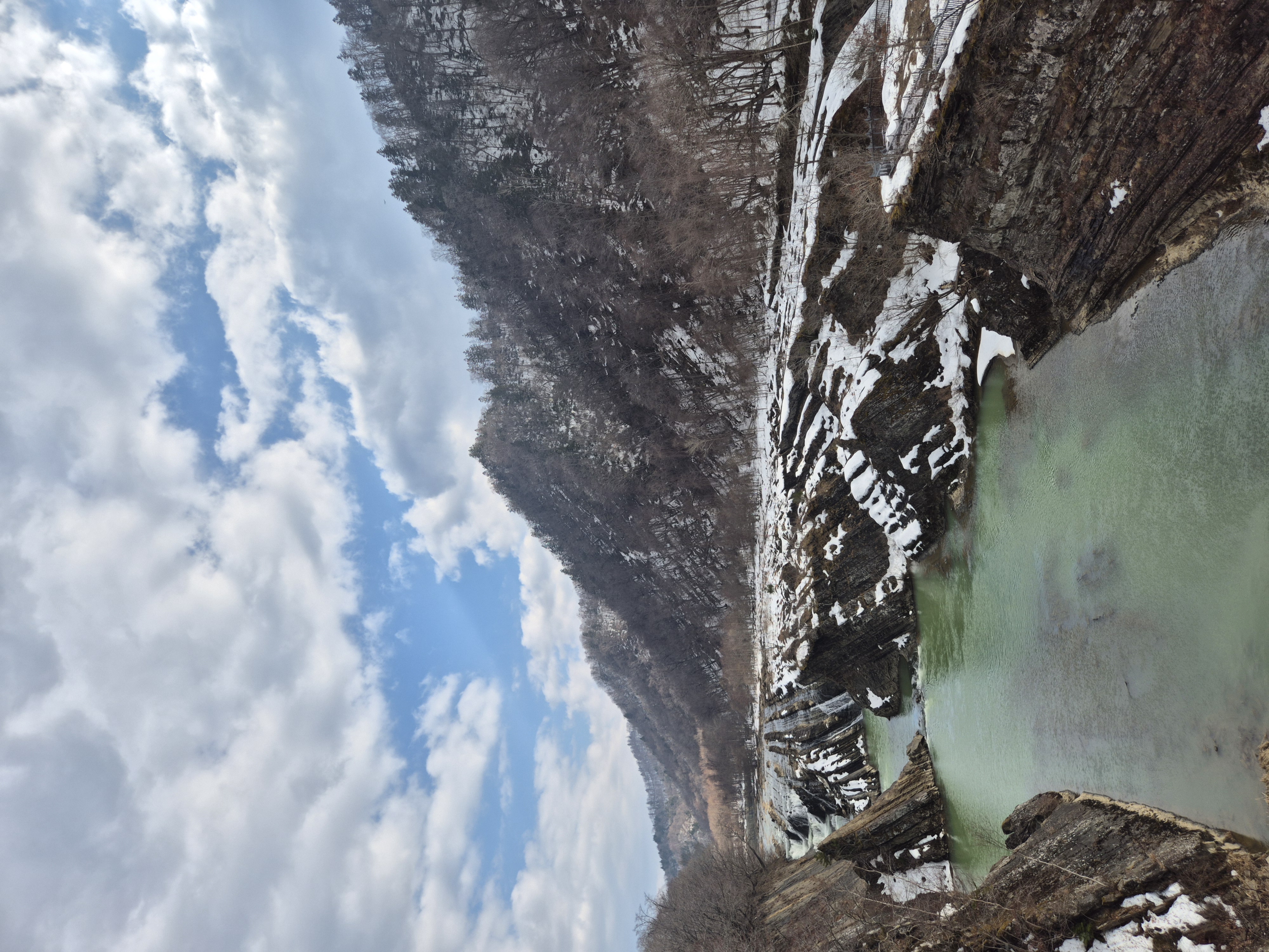 천조의 폭포 .눈이 아직 많습니다,