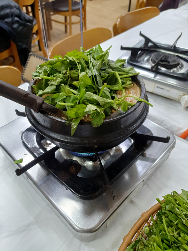 미나리가-수북히-올라간-오리탕