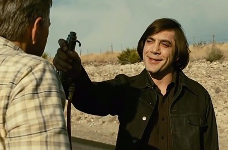 영화 속 주인공이 다른 남성에게 대화를 거는 모습