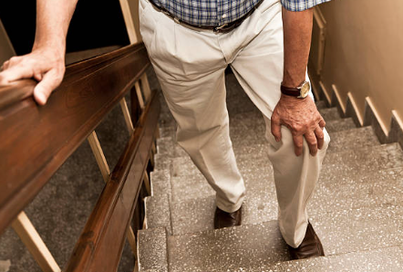 계단 내려 갈때 통증