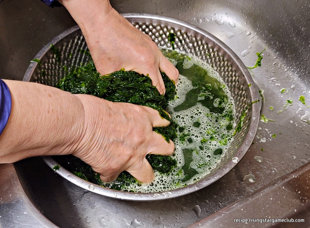 파래 무침에 들어갈 파래를 바락 바락 씻어주는 사진