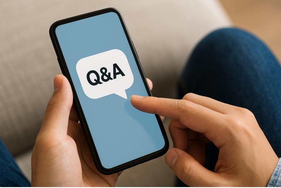 스마트폰 화면에 Q&amp;A 아이콘을 터치하는 모습