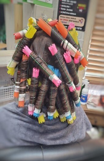 머리에-퍼머를-하려고-퍼머롤을-말아놓은-모습