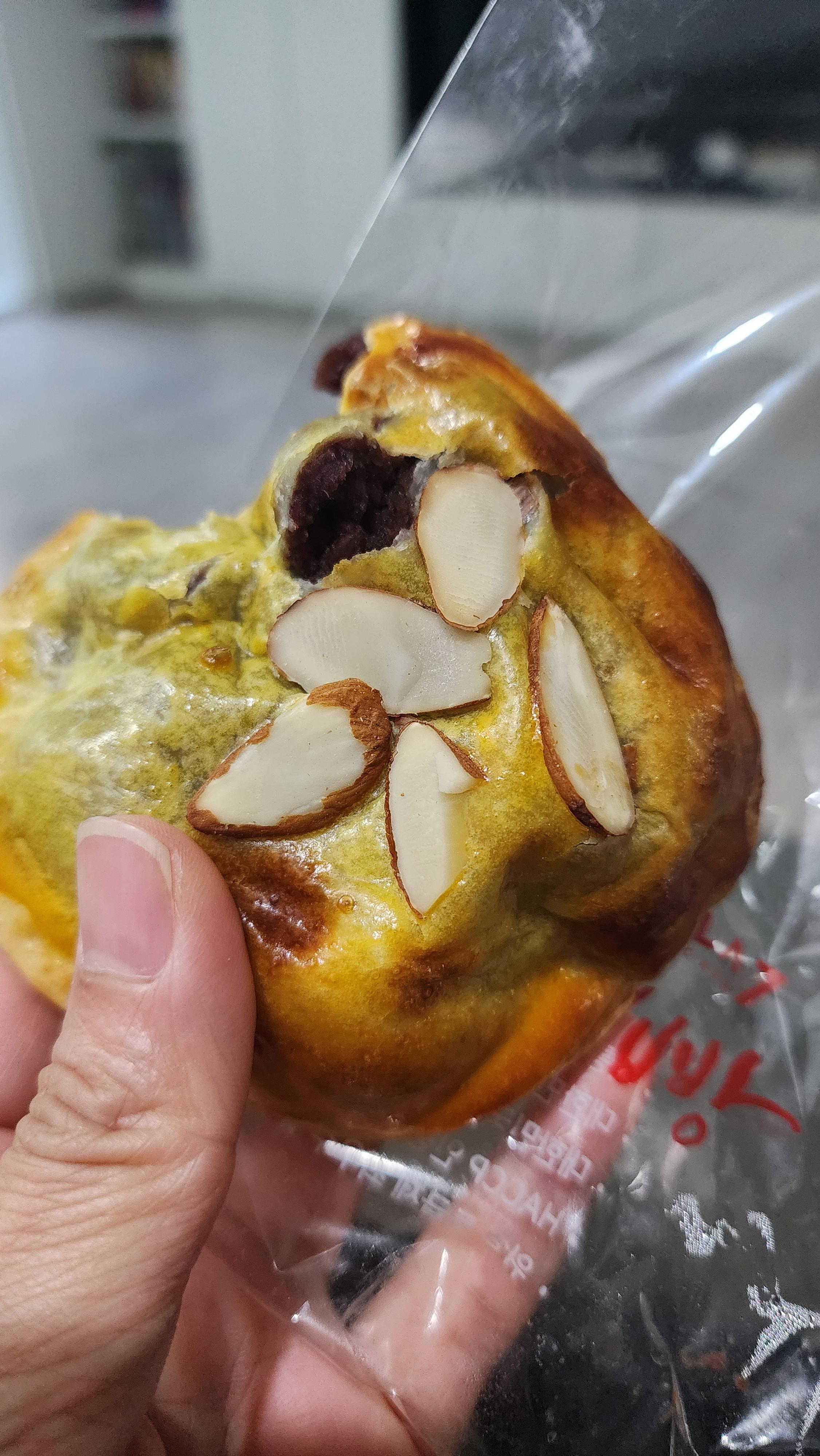 해다정 아카데미 해운대동백빵 한입베어물었을때