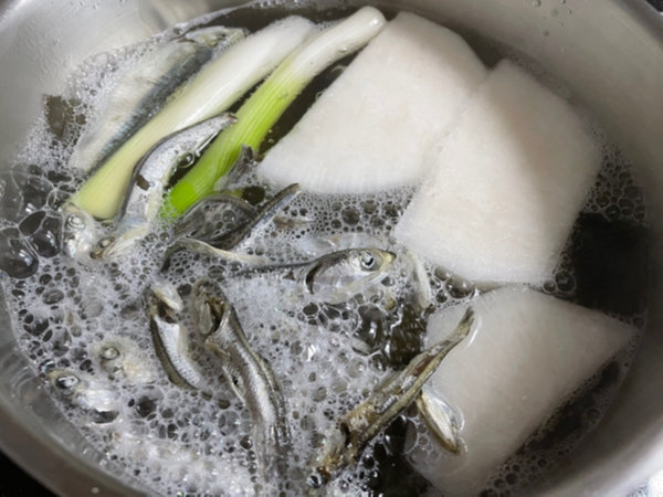 따뜻한 국물 요리 - 어묵탕 육수 내는 중