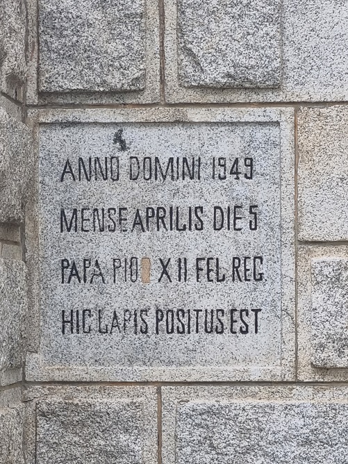 춘천 죽림동 주교좌성당 초석. 성당 정면 출입문 왼편에 있습니다.