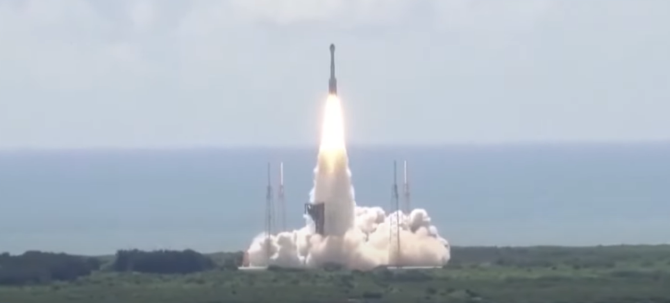 우주로 출발하는 스타라이너 우주선 로켓 발사사진