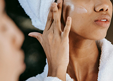 모공각화증 완화를 위해 보습에 신경쓰고 있는 이미지들